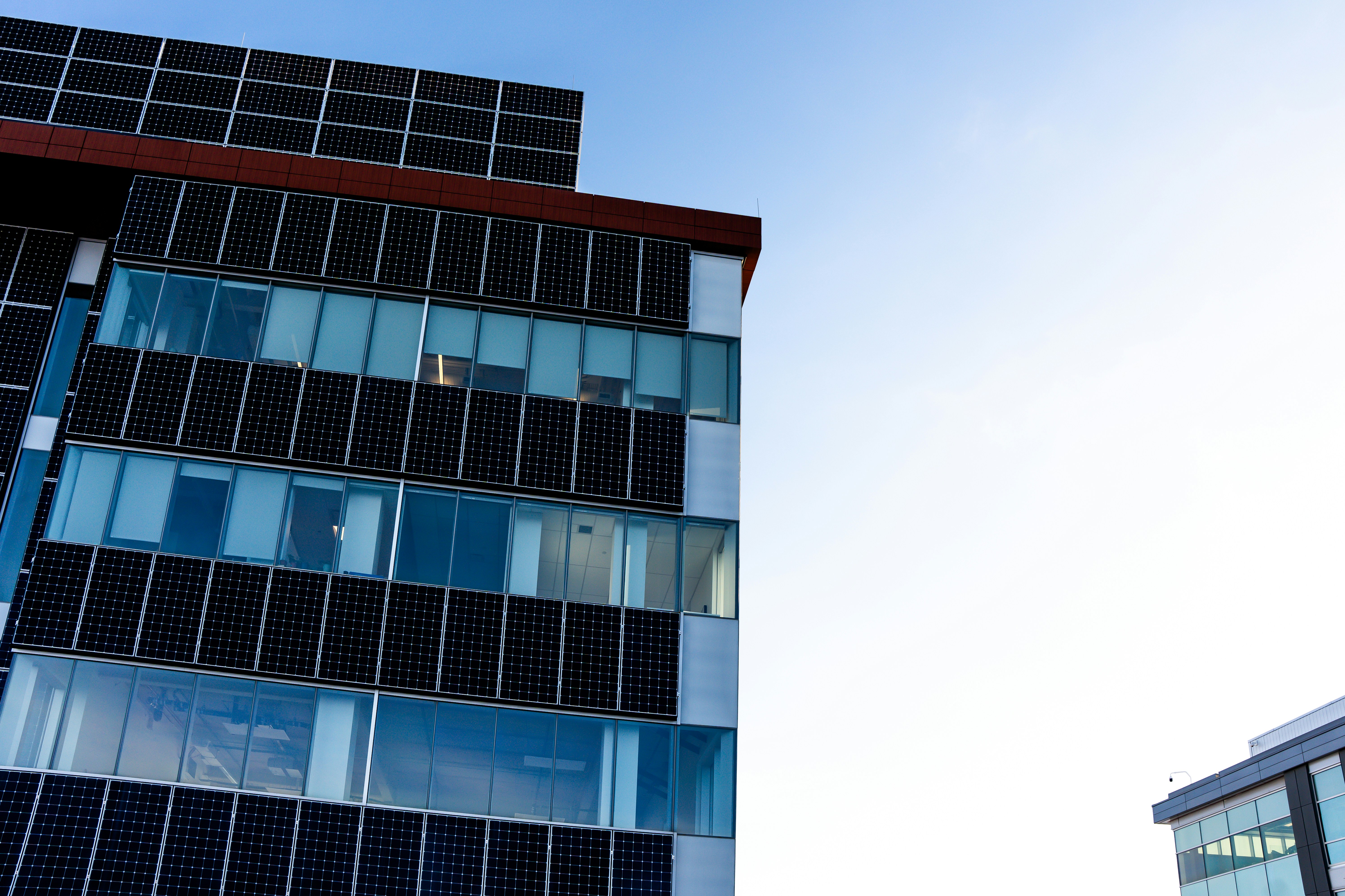 Ściany budynków jako elektrownie. Panele na elewacjach mogą zmienić energetykę miast